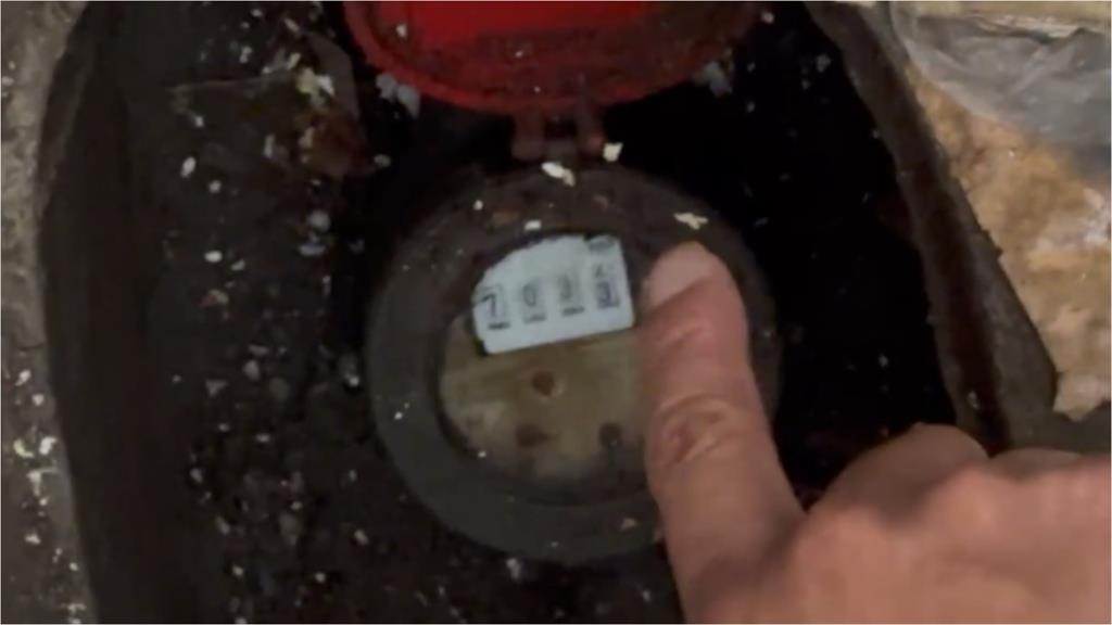 台中82歲老婦「孤獨死」忠心小白狗也餓斃！「10月底才收生日卡片」今慘變白骨