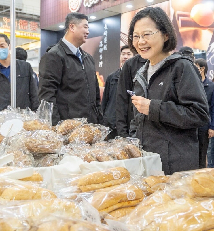 柯文哲陷假帳風波…他查蔡英文抓到「全是1飲品」!網瘋朝聖:小英懂喝