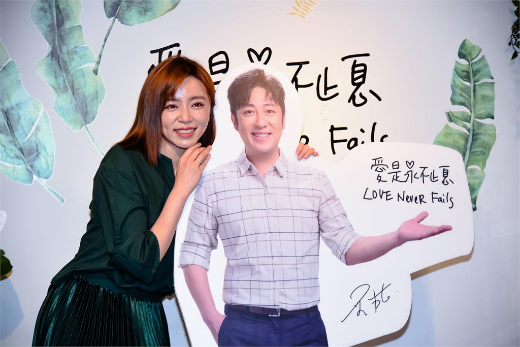 「艾成離世200天」21位家人來台!艾成爸媽請媒體好友吃艾叻沙