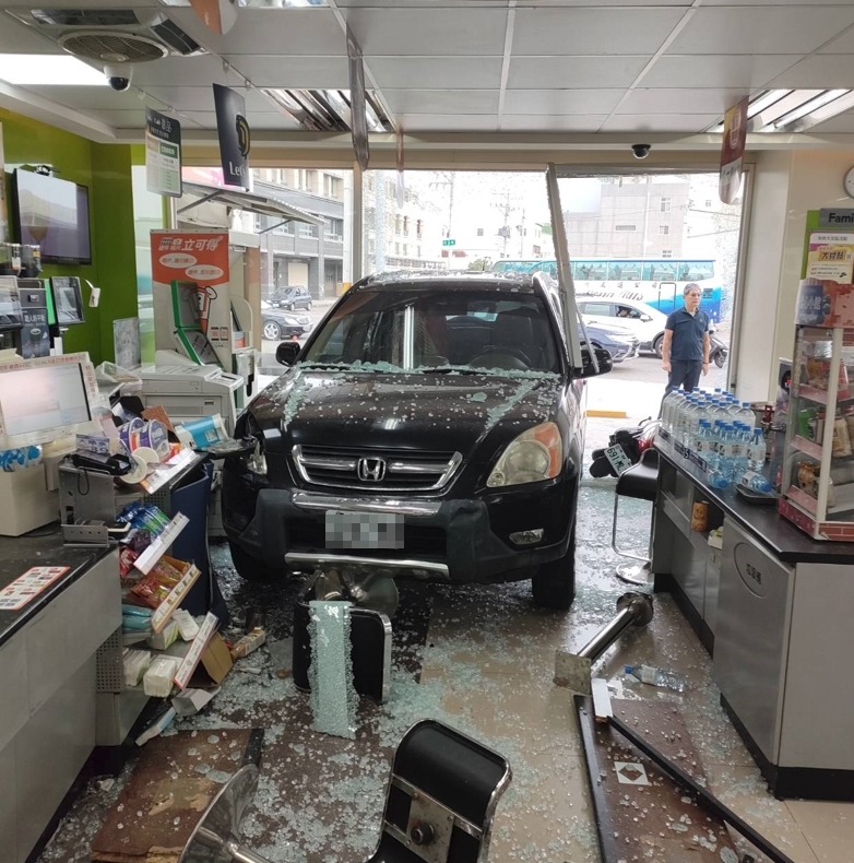 驚險畫面曝！台中休旅車衝進超商「玻璃瞬爆裂」　店員顧客嚇到逃命