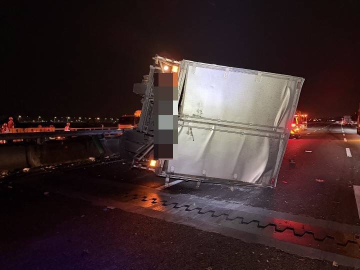 國1大貨車爆胎自撞護欄翻覆　零件散落波及17車