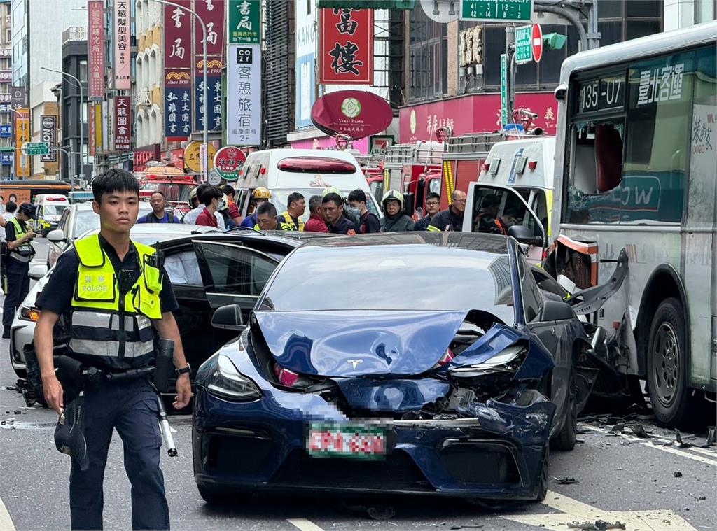 獨家/最新!再傳暴衝事故 北市重慶南路「轎車疑突失控撞上公車」