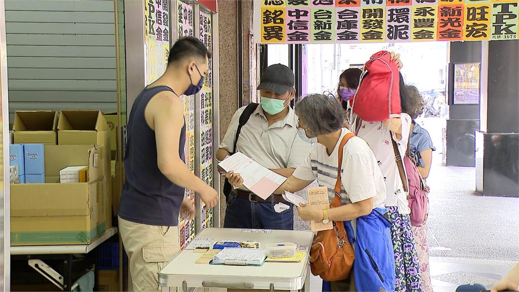 雨傘、陶瓷碗受歡迎 股民提菜籃搶換股東會贈品 超級股東會前先換一波 聯電.太電都送「碗」