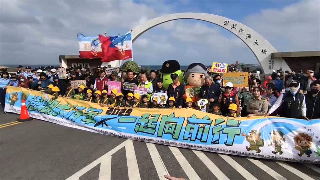 澎湖大行軍！　天弓三型飛彈首度公開亮相　民眾搶拍照