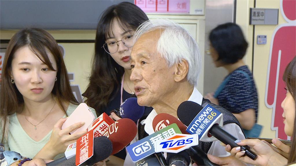 乘客都是模特兒! 退休教授陳鈞同搭北捷替乘客作畫