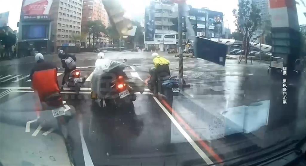 快新聞/從天而降!台中新光三越氣爆噴飛牆窗直落地 騎士見狀棄車狂奔畫面曝光
