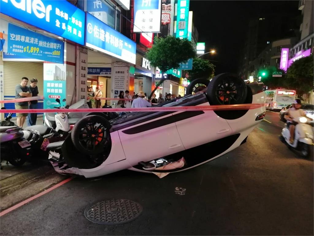 砰！永和街頭傳巨響保時捷四輪朝天　目擊者：男駕駛拎包落跑