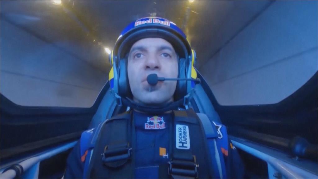 義大利特技飛行員柯斯塔　駕機低空穿隧道創世界紀錄