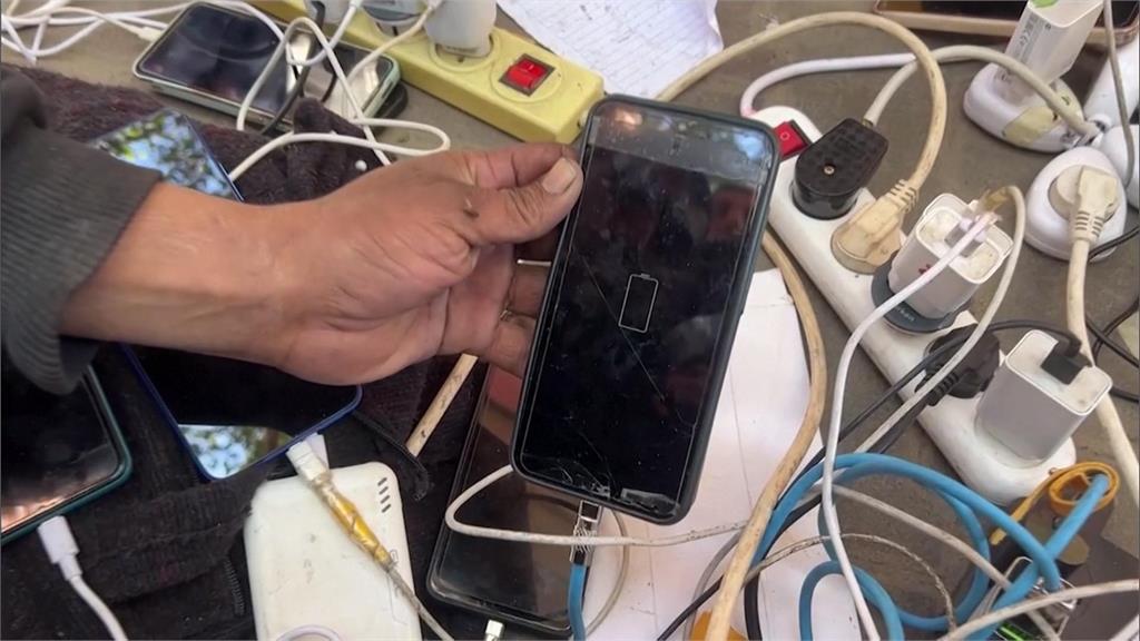 加薩居民「手機充滿電」成奢望　太陽能板商家趁機收取高昂充電費