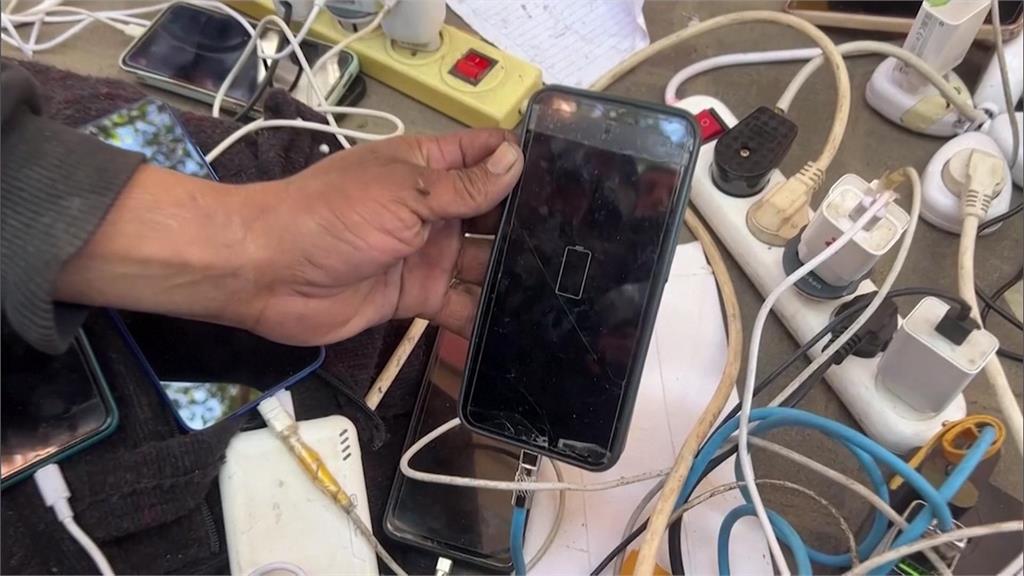 加薩居民「手機充滿電」成奢望 太陽能板商家趁機收取高昂充電費