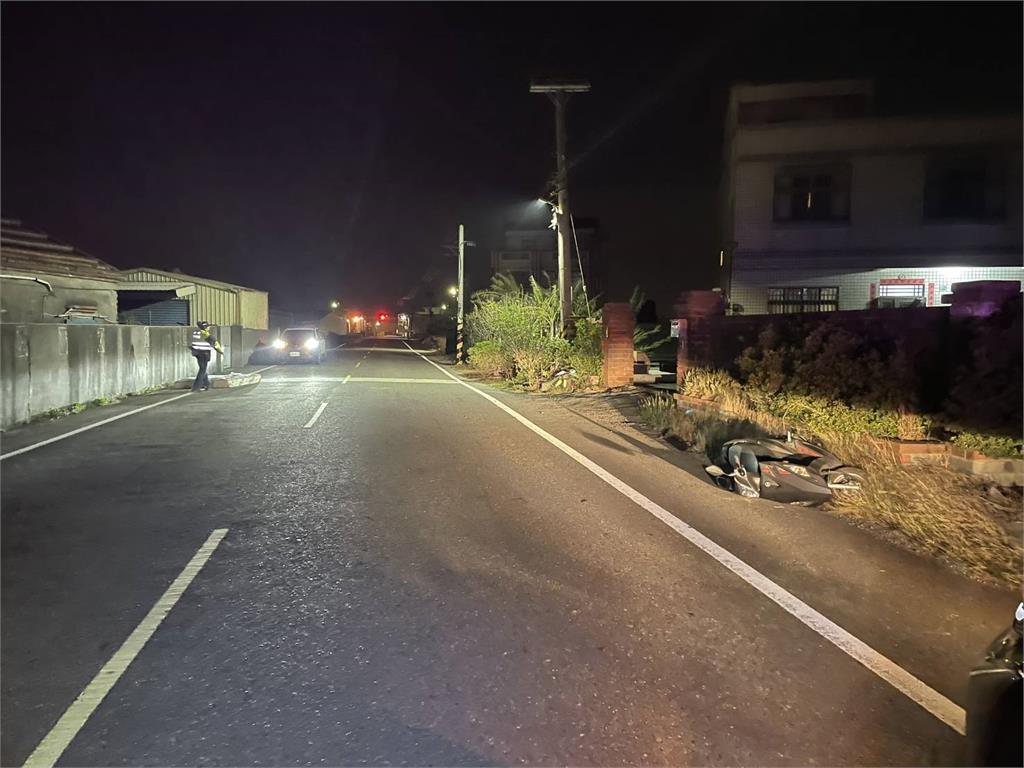 離奇! 彰化路中驚見床墊 送報生騎機車撞上"肋骨斷3根"