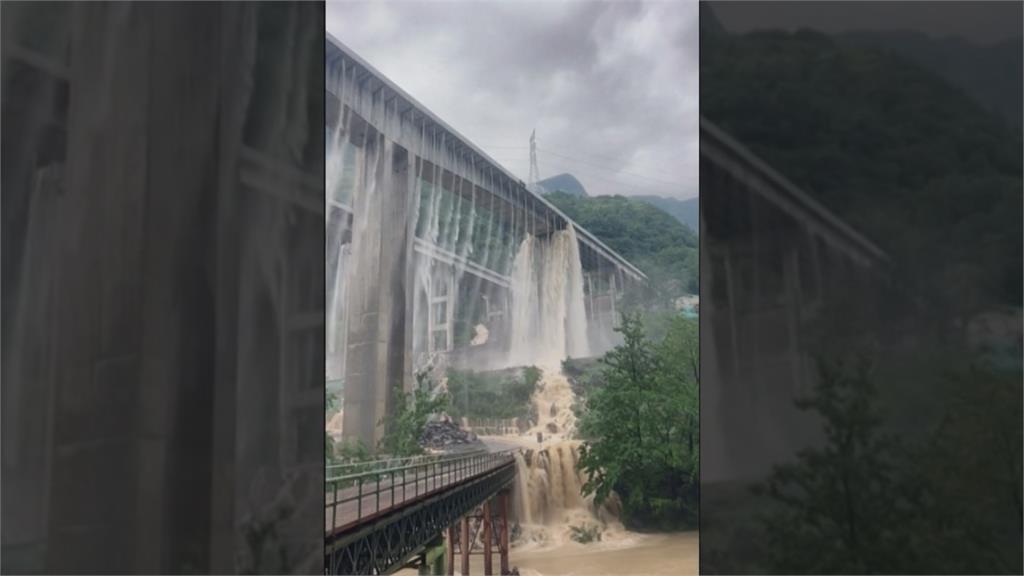 中國四川暴雨奇景 水從大橋漫出變「懸空瀑布」