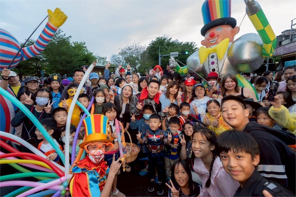 搖滾爺奶攜孫竹北走街 - 鄭朝方邀藍波、東諺、嘻小瓜、彭彥鳴領千位市民萬聖齊舞