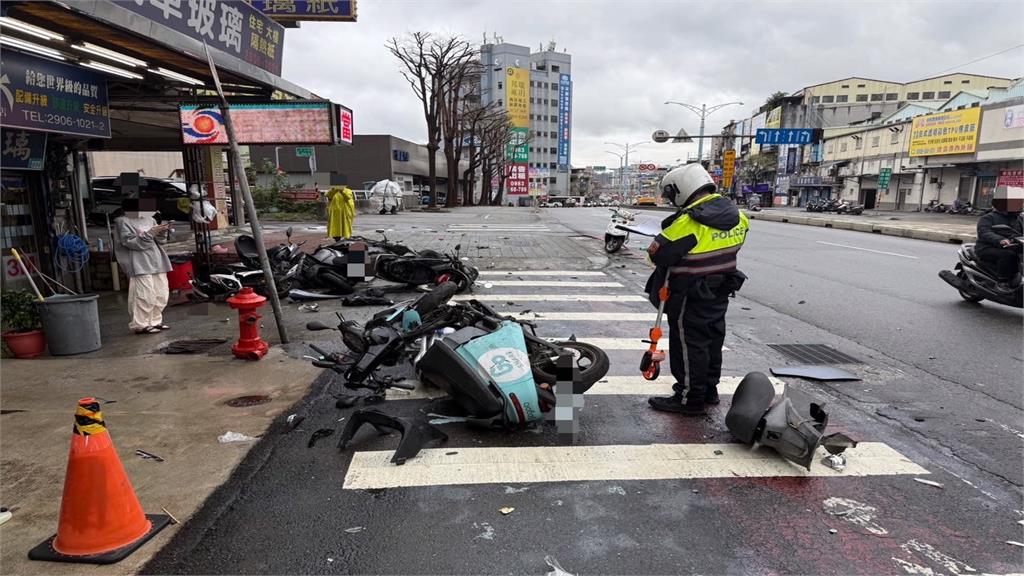 街頭保齡球?駕駛精神不濟高速偏移猛撞 整排機車噴飛畫面曝光