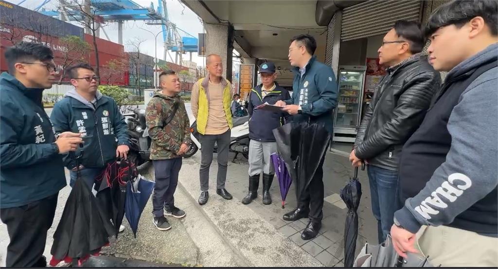 舊公車修理廠鐵皮掀起.垃圾堆積 議員邀里長討論解決辦法