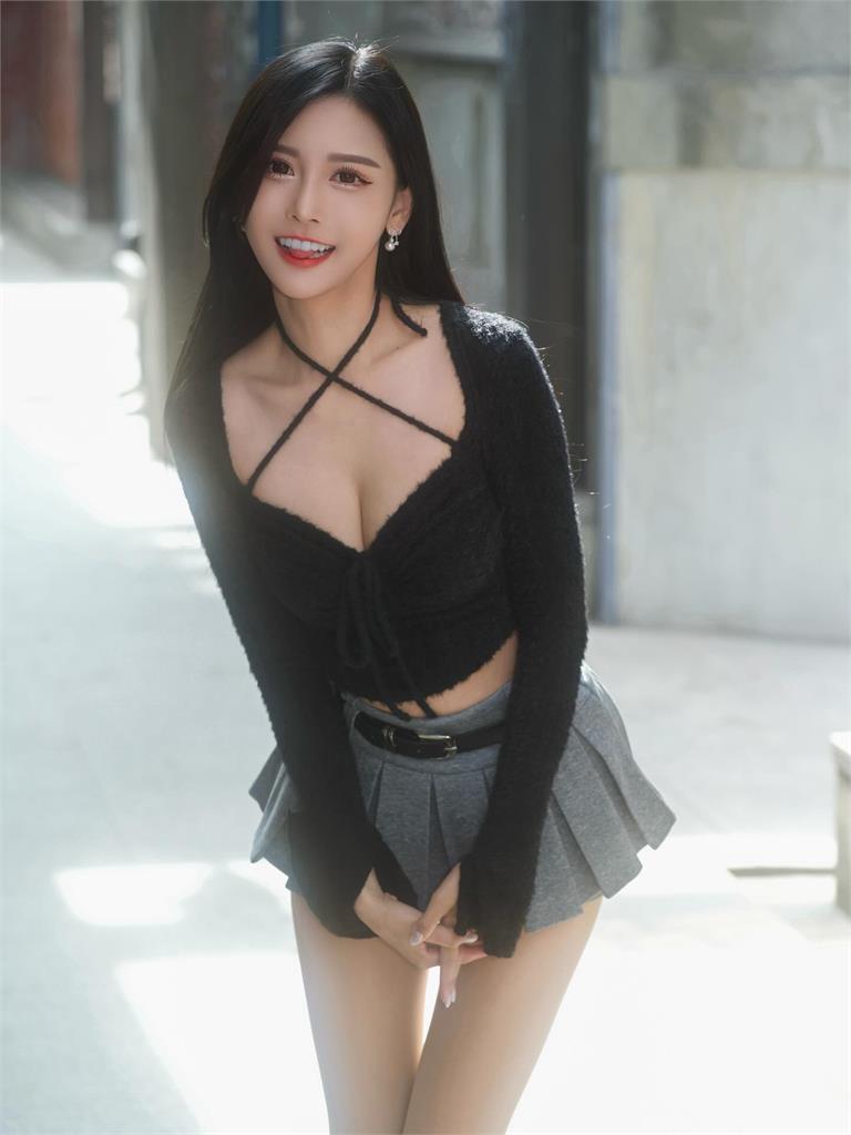 9頭身網紅「遭爆電暈藍議員」泡湯片流出！臉蛋猛進化「今昔對比」掀議