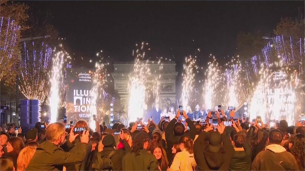 耶誕節將至! 巴黎香榭麗舍大道點燈 「龐德女郎」助陣獻唱