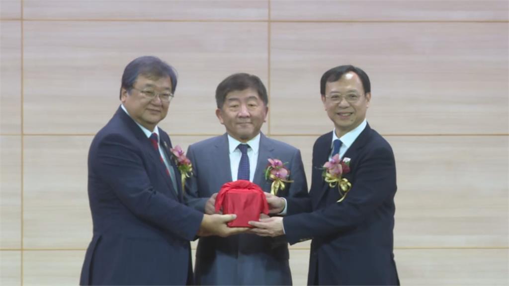 快新聞/衛福部長交接!邱泰源提醒要唸稿 石崇良很快破功:我脫稿一下好了