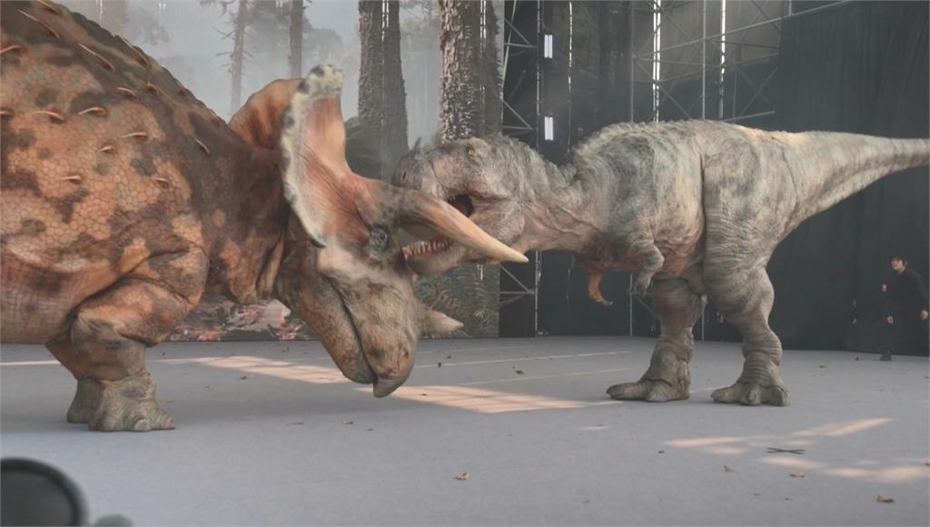 日本擬真恐龍首度來台！　高雄「恐龍樂園」吸大批民眾打卡