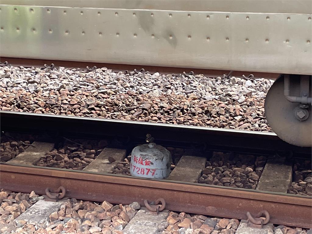 快新聞／台鐵272次自強號撞「瓦斯鋼瓶」延誤151分鐘　影響840名旅客