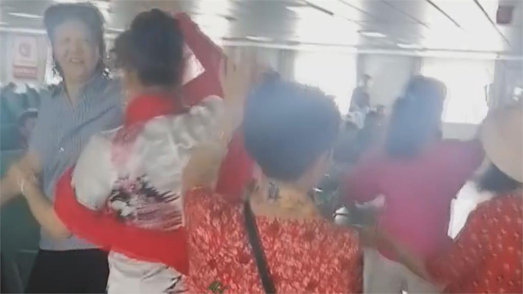 中國大媽渡輪上嗨跳廣場舞　同船乘客不堪其擾崩喊：可以報警嗎
