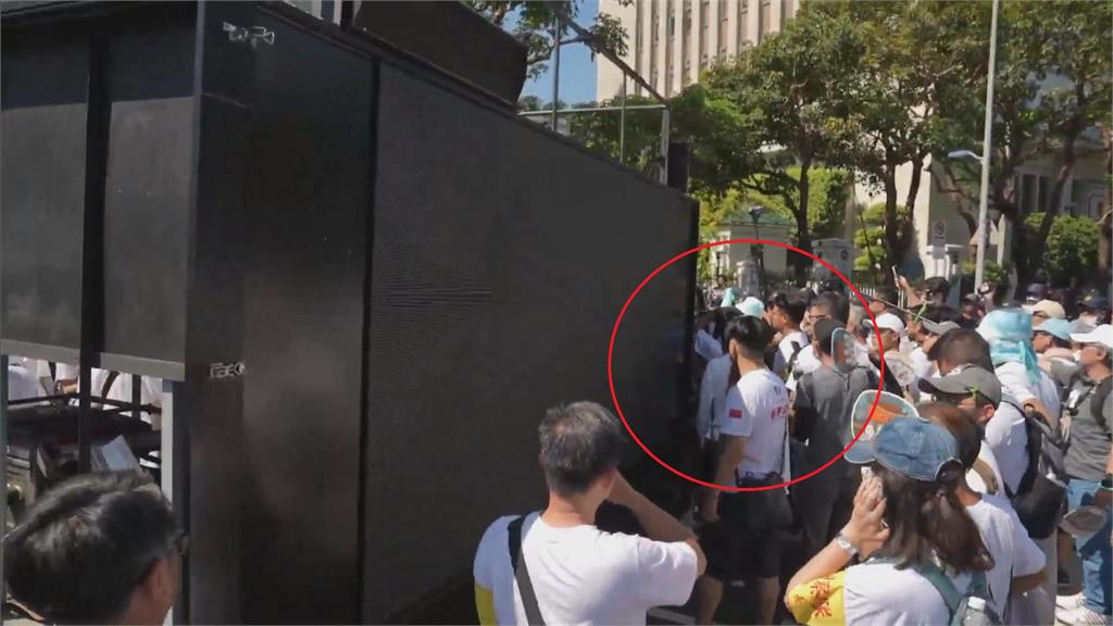 快新聞/五星旗男潛入白營走讀遊行 賴瑞隆嗆:任何活動都不能違背民主原則