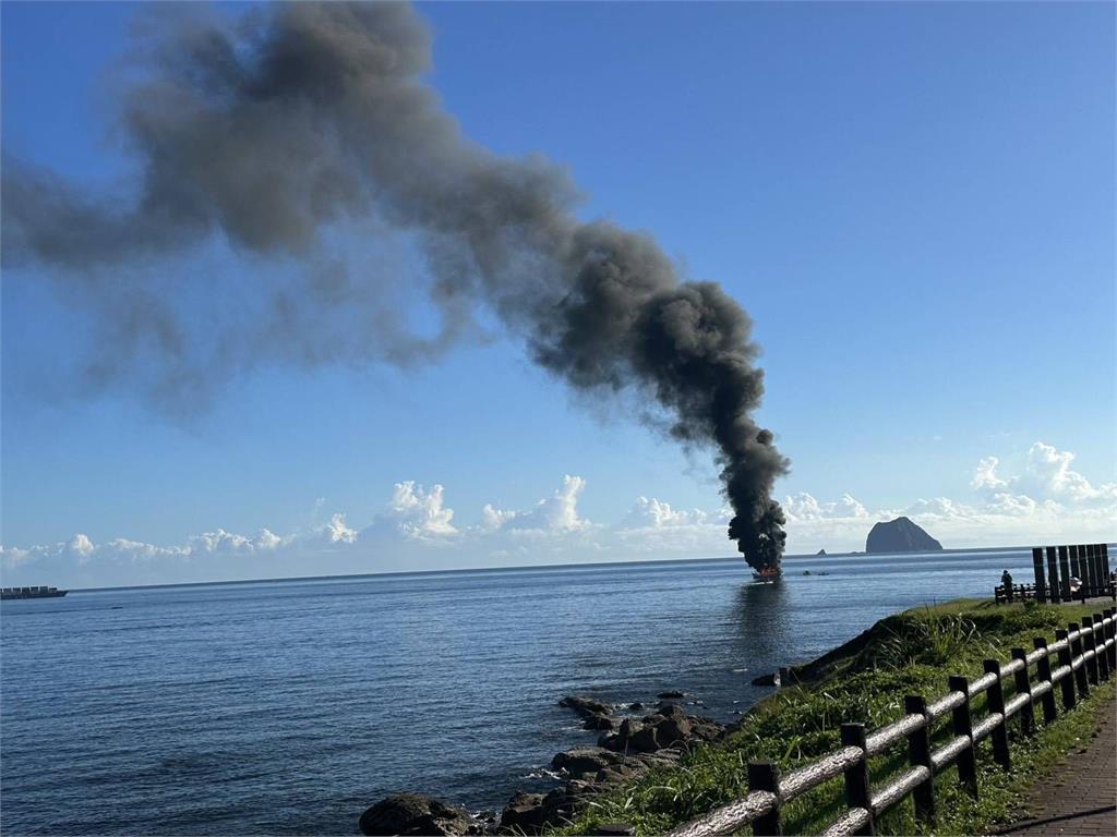 基隆龍蝦麻糬外海火燒船　1船長6印尼船員跳海逃生