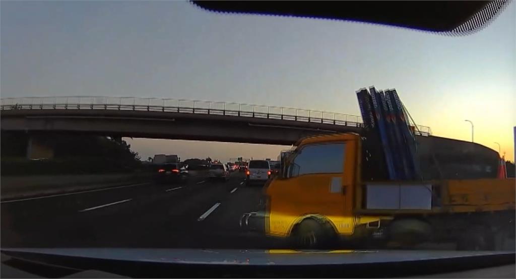 小貨車急煞打滑險釀事故! 駕駛直接「逆向迴轉」後車傻眼