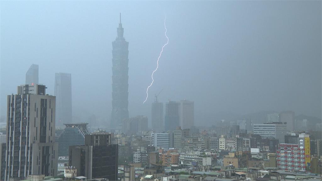 影／台北暴雨前「風暴雲」形成...天空烏雲壟罩　鄭明典：很強的對流