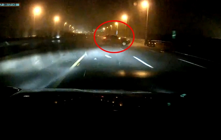 嚇死人!轎車疑變換車道不當 國道嚴重碰撞失控打轉撞護欄