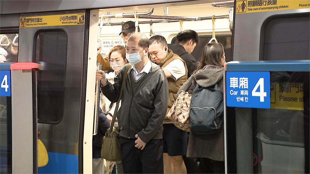 「腳太開」一路碰！　2男捷運爆衝突一路鬧到月台