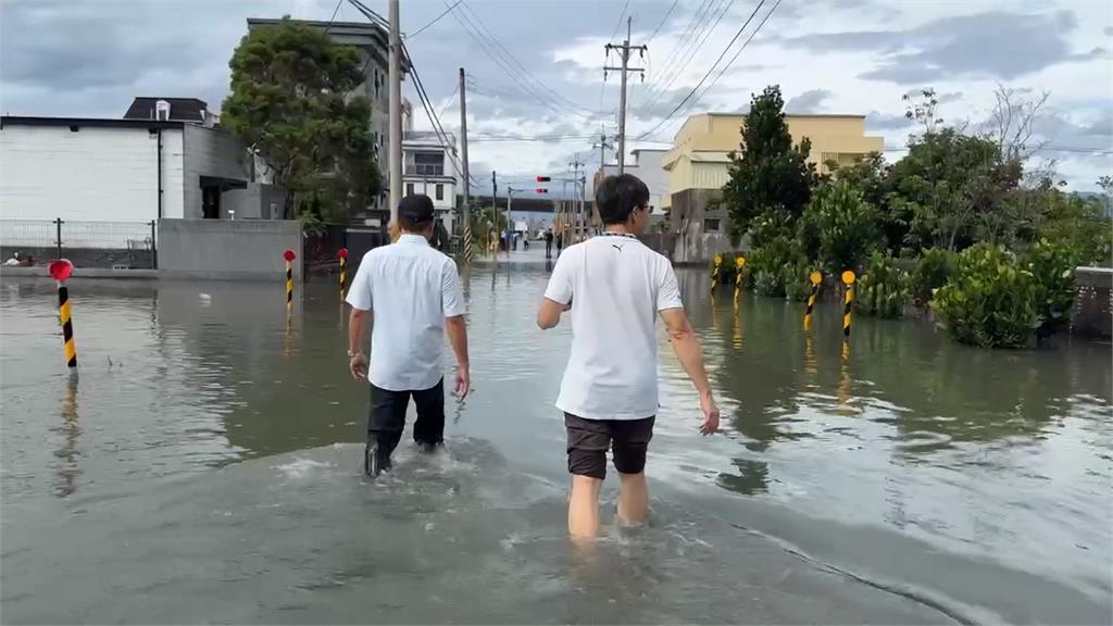 淹過防水閘門！宜蘭新群里民宅淹　一度超過一公尺高