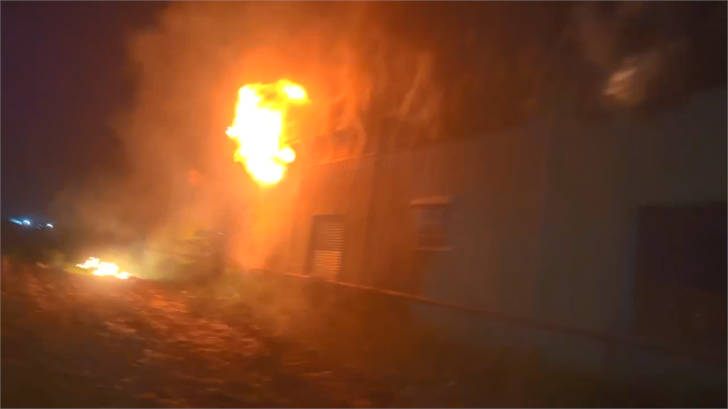 最新／悚！台南「蘭花資材工廠」暗夜竄火　烈焰直衝天際畫面曝