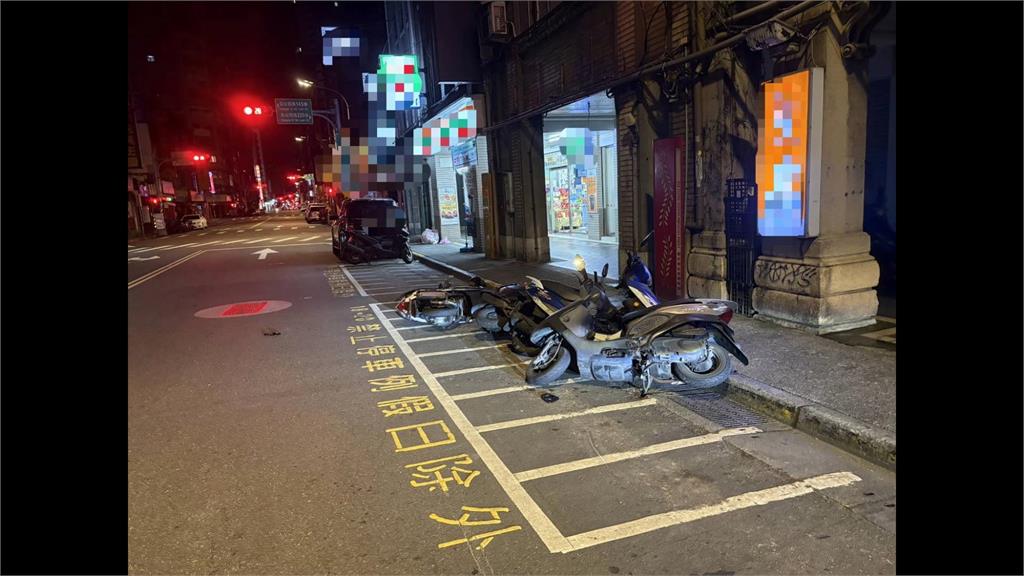 雙載機車撞小黃後照鏡又撞機車　「塞2千元給司機」就落跑
