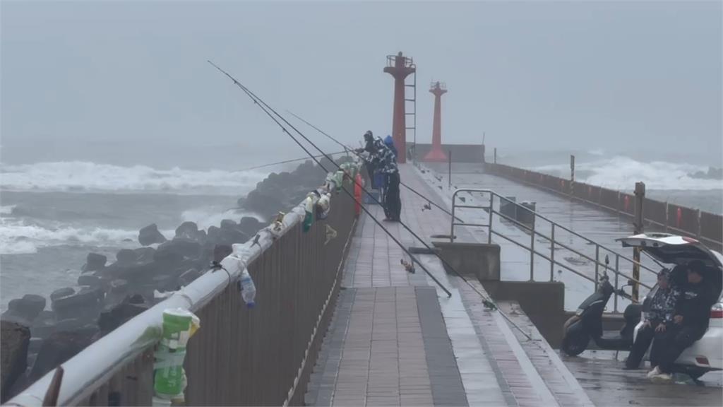快新聞／小確幸！桃園颱風假「購物中心現人潮」　漁港民眾垂釣險象環生