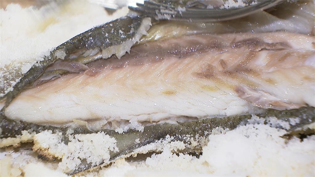 鹽烤魚火焰秀上桌超吸睛！　新加坡米其林餐廳推多道新料理