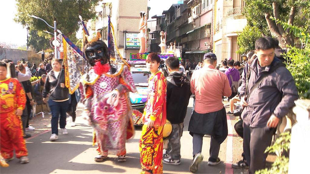 三峽賽神豬冠軍重達1426台斤！　辣妹遶境助陣引上千人朝聖