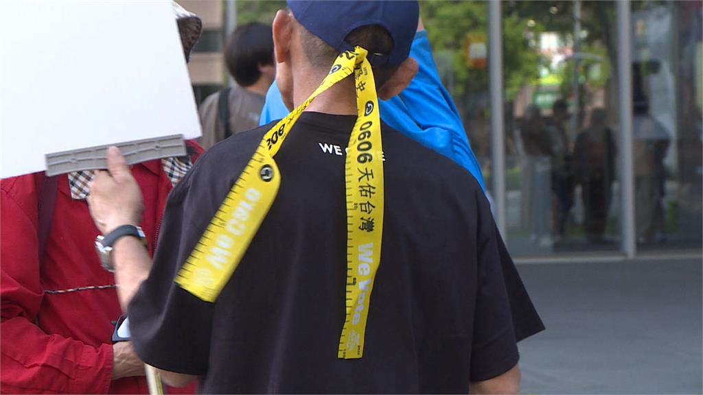 「南罷天志工團」發送罷韓黃絲帶　鼓勵台中人站出來