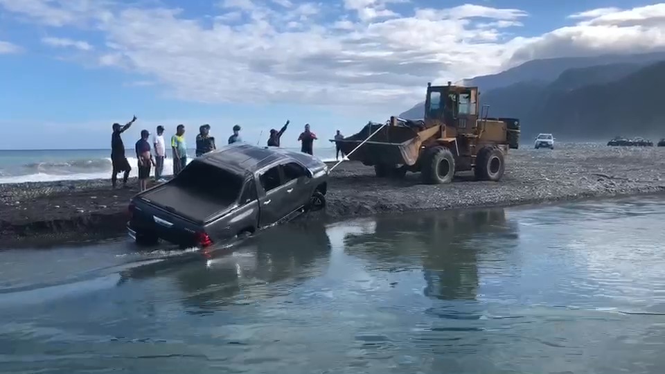 快新聞／皮卡車倒臥困南澳南溪沙洲！　出動大型機具拉正超驚險