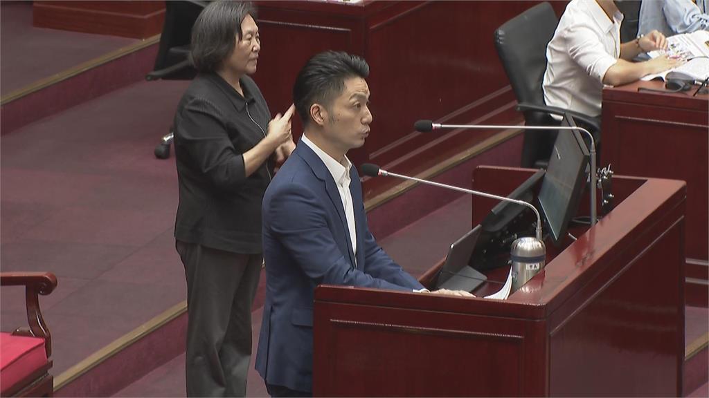 快新聞／糗大了！蔣萬安備詢官員3度救場失敗　顏若芳「1句封喉」畫面曝