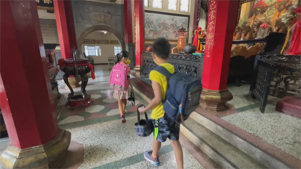 途經三山國王廟 林邊國小學童「上學先拜拜」