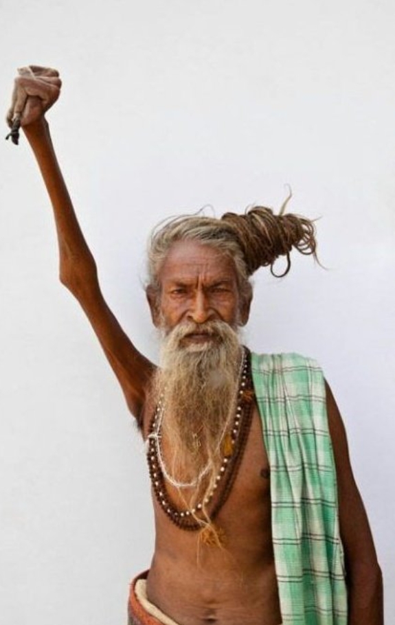 肌肉萎縮又喪失知覺！印度苦行僧「高舉右手45年」照片曝光