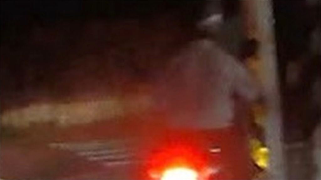 不勝酒力扶號誌桿？　台中阿伯一路騎車蛇行、逆向行駛