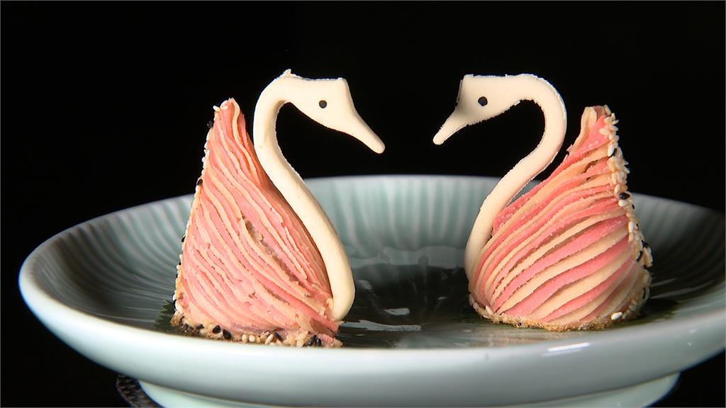 港點玩創意!酥皮重疊49層 「天鵝」外型吸睛