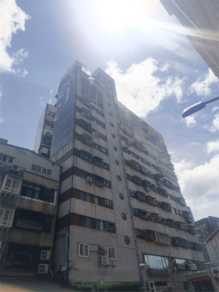 快新聞/中颱「楊柳」登陸 北市民權西路捷運站出口驚傳墜物