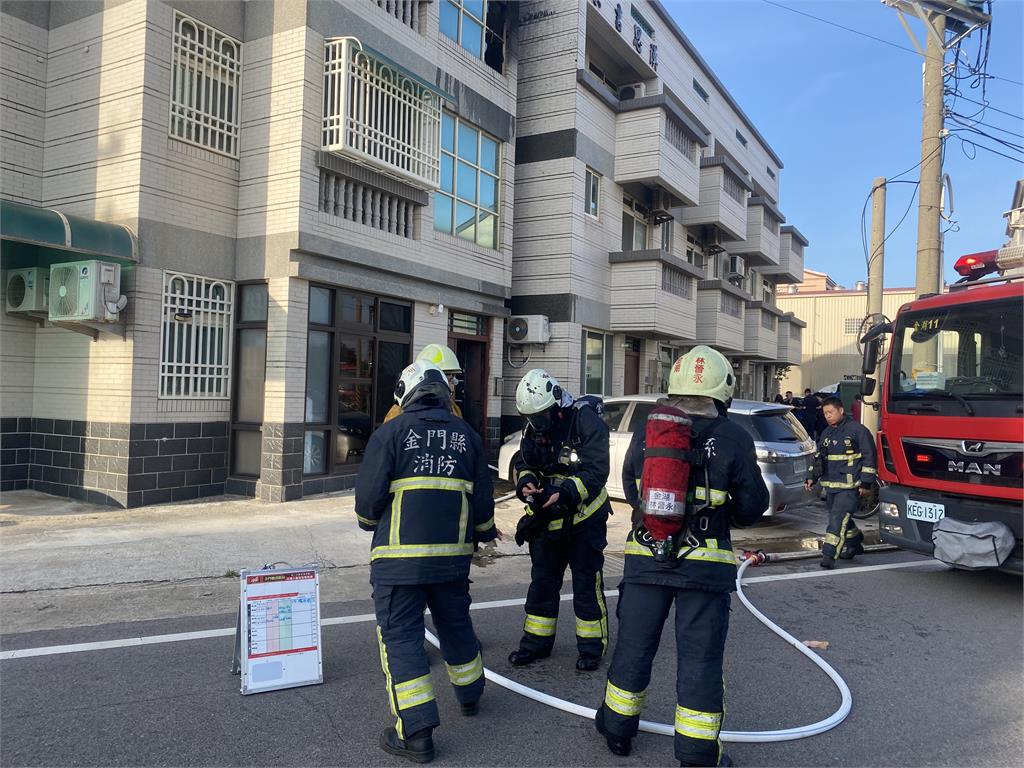 金門民宅火警!疑屋頂「私設風力發電」釀走火爆炸