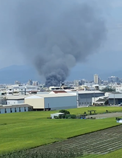 最新/遠方都看得見!台中大里工廠冒火「黑煙竄天」 消防持續搶救中