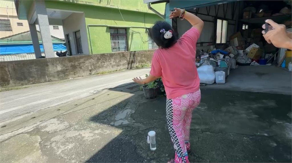 屏東里港汽機車擦撞! 女騎士"未戴安全帽"遭撞翻