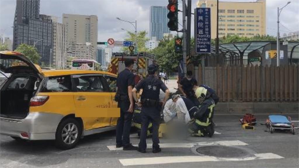 悚! 小黃突右切 騎士煞不住撞進輪下命危