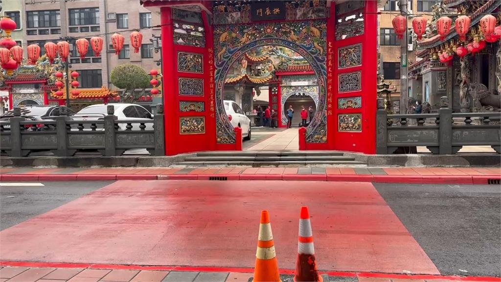 宮廟旁「紅色道路鋪面」行人穿越挨罰　議員轟罰單陷阱